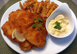 Císařské řízečky, domácí hranolky, česneková majonéza