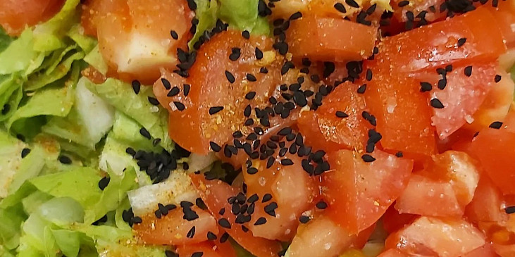 Krabí salát s čerstvou zeleninou