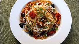 Semolinové špagety s masem a rajčátky