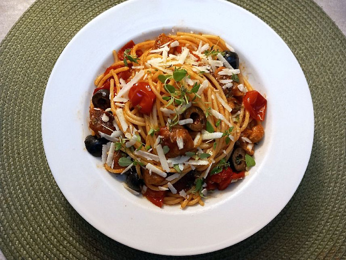 Semolinové špagety s masem a rajčátky