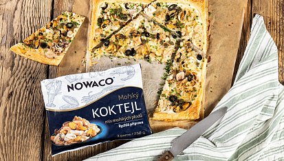 Slaný koláč s mořským koktejlem, olivami a cibulí