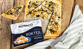 Slaný koláč s mořským koktejlem, olivami a cibulí