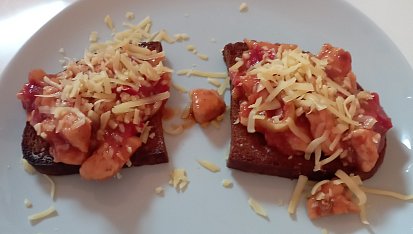 Topinky s masovou směsí a chedarem