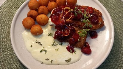 Citronová krůtí prsa s čerstvými brusinkami a omáčkou