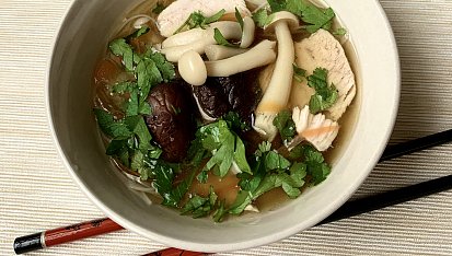 Kuřecí polévka se zázvorem a houbami shiitake a shimeji