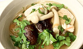 Kuřecí polévka se zázvorem a houbami shiitake a shimeji