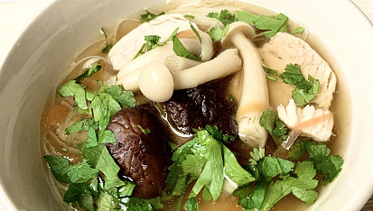 Kuřecí polévka se zázvorem a houbami shiitake a shimeji