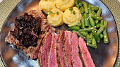 Rib eye steak se zelenými fazolkami a cibulkou