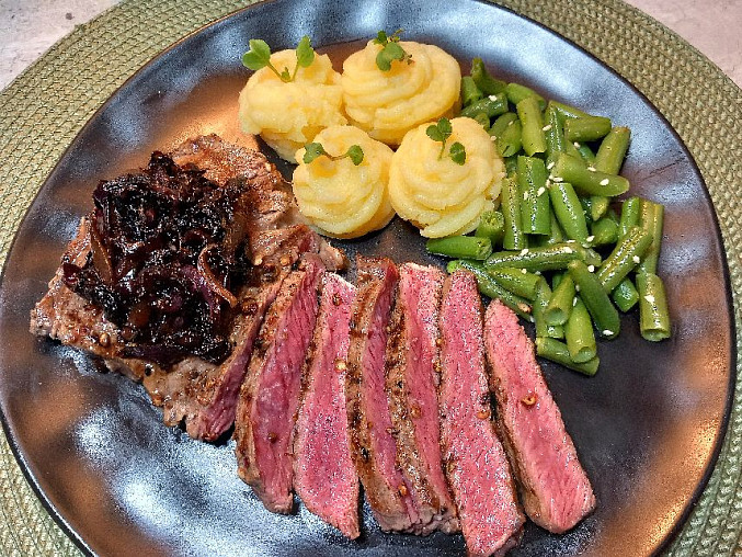 Rib eye steak se zelenými fazolkami a cibulkou