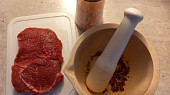 Rib eye steak se zelenými fazolkami a cibulkou