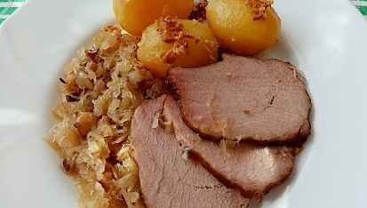 Uzená vepřová kotleta na zelí s bramborem z pomalého hrnce