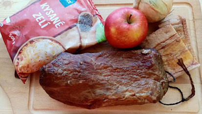 Uzená vepřová kotleta na zelí s bramborem z pomalého hrnce