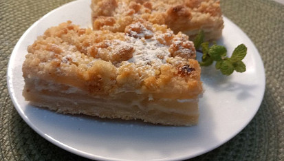 Křehký hruškový koláč s krémem a drobenkou