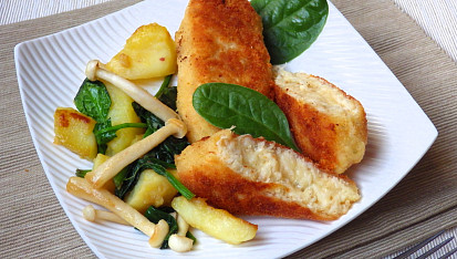 Celerovo-sýrové krokety, opečené brambory s baby špenátem a shimeji