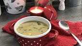Jemná bramborová polévka se smetanou a lesními houbami