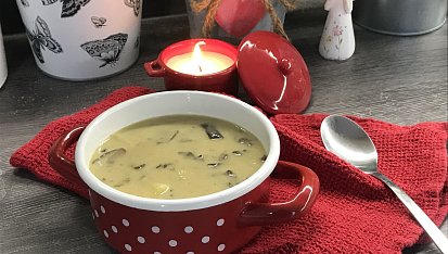 Jemná bramborová polévka se smetanou a lesními houbami
