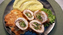 Kuřecí roláda s brokolicí, sýrem a šunkou