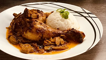 Kuřecí stehna na slanině, česneku a žampionech