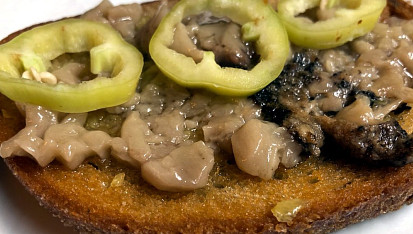 Pečené morkové kosti na česnekové topince