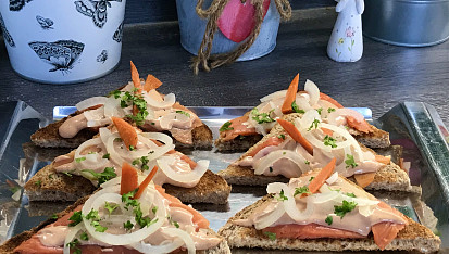 Jednoduché toastíky s uzeným lososem