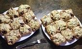 Vázané koláčky s marmeládou a drobenkou