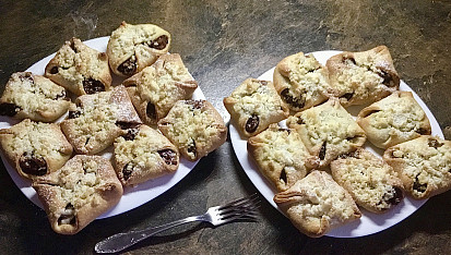 Vázané koláčky s marmeládou a drobenkou