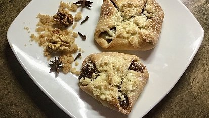Vázané koláčky s marmeládou a drobenkou