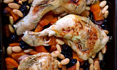 Kuře pečené s batáty, mrkví a sušeným ovocem (Stehna místo čtvrtek)
