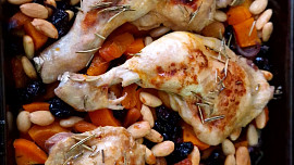 Kuře pečené s batáty, mrkví a sušeným ovocem