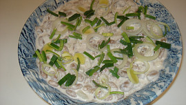 Fazolový salát s cibulí a majonézou