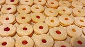 Linecké cukroví, S domácí rybízovou a meruňkovou marmeládou. Jsou výborné.