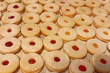 S domácí rybízovou a meruňkovou marmeládou. Jsou výborné.
