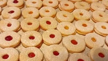Linecké cukroví, S domácí rybízovou a meruňkovou marmeládou. Jsou výborné.