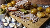 Pečená kolena na bramborách, cibuli a česneku
