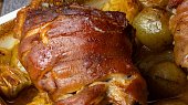 Pečená kolena na bramborách, cibuli a česneku