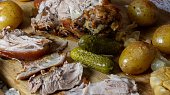 Pečená kolena na bramborách, cibuli a česneku