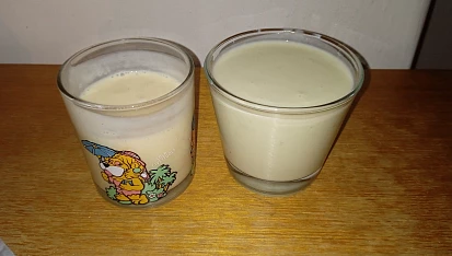Pudinkový likér, vlevo vanilkový, vpravo pistáciový /toto už se mi nevešlo do lahve, tak jsme museli hned ochutnat
