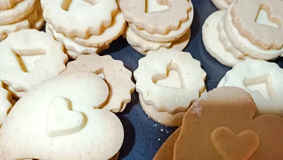 Bezlepkové těsto na linecké, Ještě promazat a bude hotovo. Super recept.