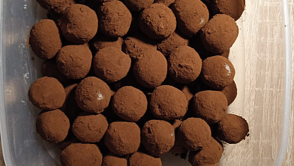 Marcipánové brambory (Marzipan Kartoffeln), obalené marcipánové brambory v kakau