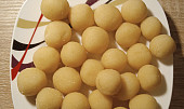 Marcipánové brambory (Marzipan Kartoffeln) (vytvarované marcipánové brambory)