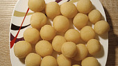 Marcipánové brambory (Marzipan Kartoffeln), vytvarované marcipánové brambory