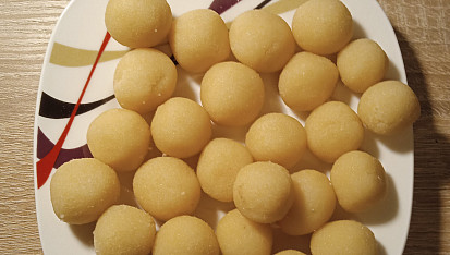 Marcipánové brambory (Marzipan Kartoffeln), vytvarované marcipánové brambory