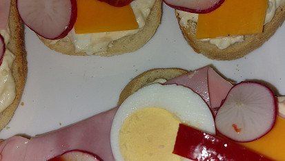 Chlebíčky s pomazánkou a šunkou