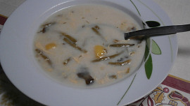 Polévka z fazolových lusků a nakládaných hub Polévka z fazolových lusků a nakládaných hub