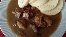 Vepřová plec nadivoko se sušenými houbami