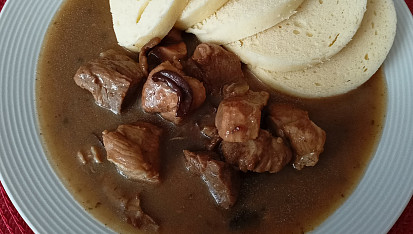 Vepřová plec nadivoko se sušenými houbami