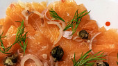 Carpaccio z uzeného lososa s kapary a bylinkami