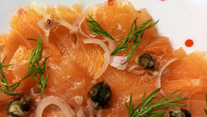 Carpaccio z uzeného lososa s kapary a bylinkami