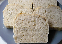 Česnekový pšenično-žitný chléb s cuketou z formy