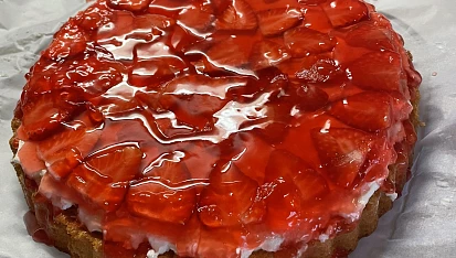Nepečený tvarohovo-pudinkový dortík s jahodami a želé, Místo piškotů jsem dala korpus. Jinak recept dodržen a dort byl vynikající!